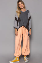 Load image into Gallery viewer, POL High-Low Contrast V-Neck Top